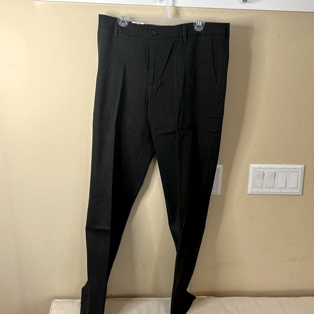 Men’s dark gray khaki pants
